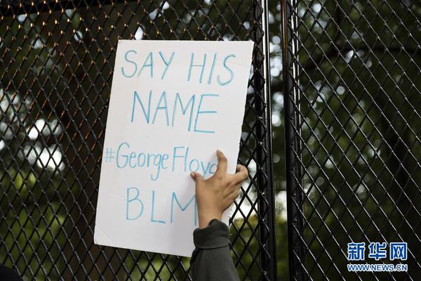 6月2日，一名示威者手举写有乔治·弗洛伊德的名字的标语在美国华盛顿白宫前抗议。 新华社发（沈霆摄）