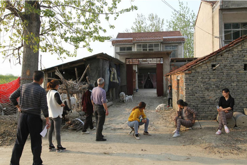 图为利辛县农业农村局工作人员进村入户了解贫困村园区建设情况