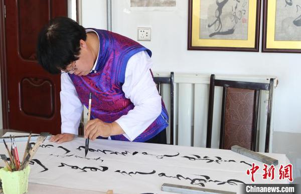 内蒙古农民书法家那布查：单手练习书法20余载只为传承