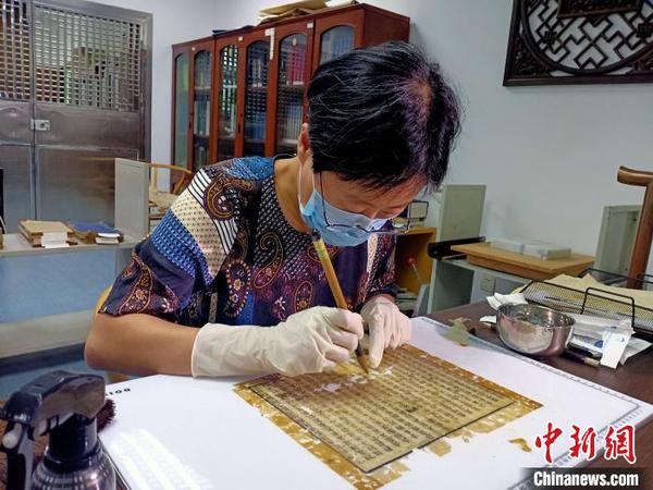 广州中医药大学图书馆张晓红老师在修复古籍。　许青青 摄