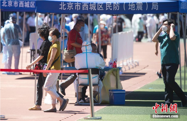 6月14日，北京市民在宣武体育场进行核酸采样。6月13日0时至24时，北京市新增报告本地确诊病例36例、无症状感染者1例，无新增疑似病例。 中新社记者 杜洋 摄