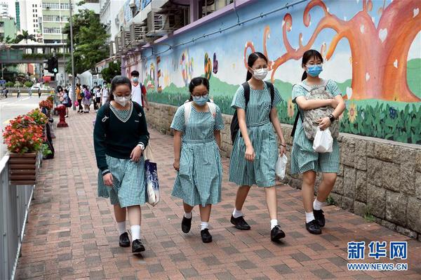 6月15日，香港一所中学学生回校上课。 新华社记者 卢炳辉 摄