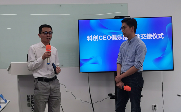 忠亿投资（杭州 深圳管理）合伙人楼朝阳（左）与北京创业光荣CEO柴源（右）