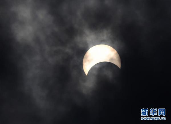 这是6月21日在北京拍摄的日食。 “日环食”天文景观于6月21日“夏至日”下午在天宇上演。 新华社记者李欣摄