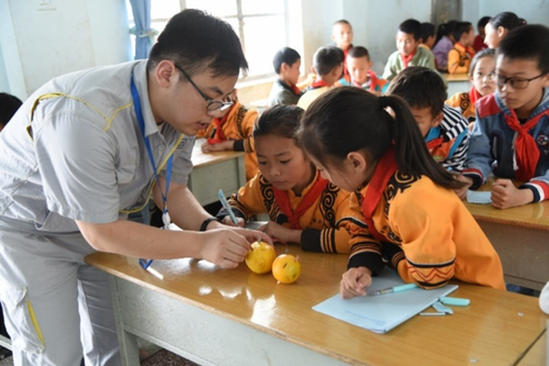 雅砻江水电开展儿童助学志愿服务活动