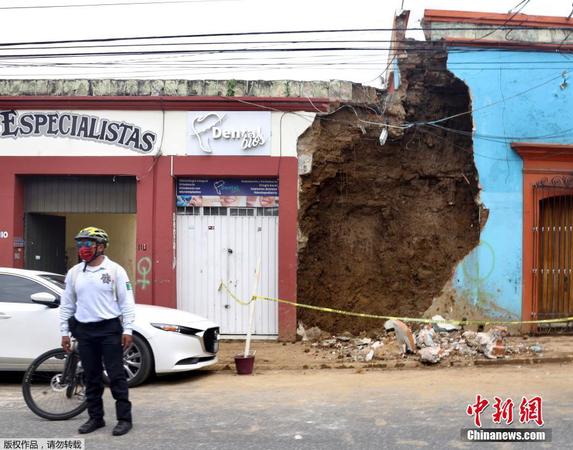 墨西哥南部发生7.5级地震 房屋受损严重