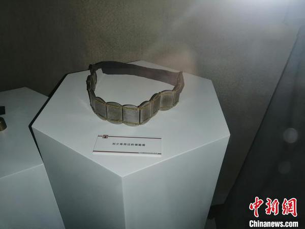 《中共满洲省委历史陈列》展出刘少奇用过的镇脑器。　李晛 摄