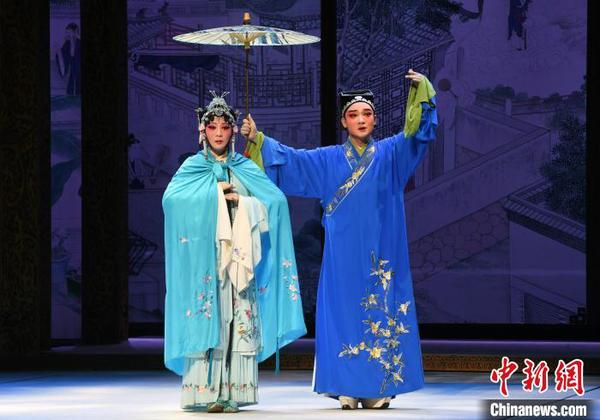 2019年10月30日晚，莆仙戏《踏伞行》参演在福建福州举办的第十六届中国戏剧节。　记者刘可耕 摄