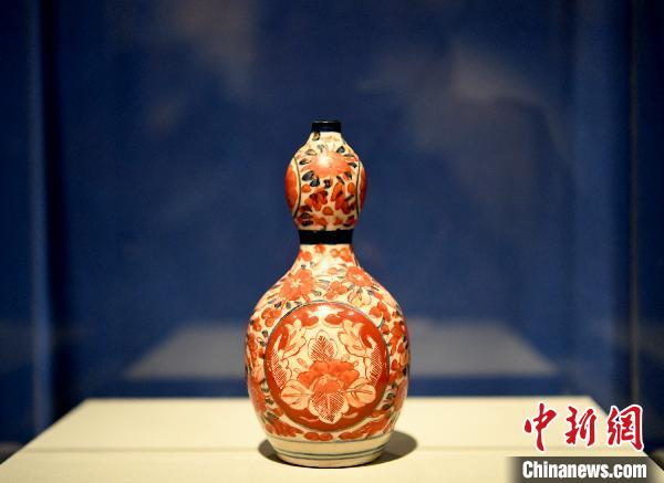 展出的青花矾红彩花卉纹葫芦瓶。　安源 摄