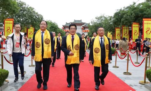 6月22日上午，2020庚子年公祭中华人文始祖伏羲大典同时在甘肃天水市和台湾新北市举行。今年是公祭伏羲大典举办的第31年，也是海峡两岸共祭伏羲的第7年。