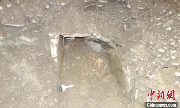 青海果洛州首次发现石棺葬