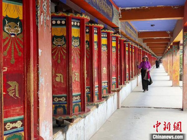 图为一名藏族老人在隆务寺内转经祈福。　孙睿 摄