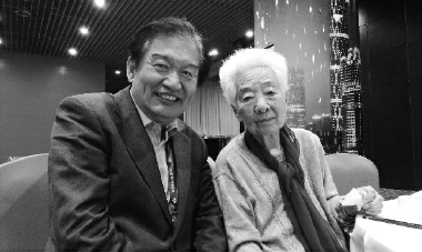 2017年11月，96岁的于蓝（右）和作者参加广州第十三届中国国际儿童电影节。