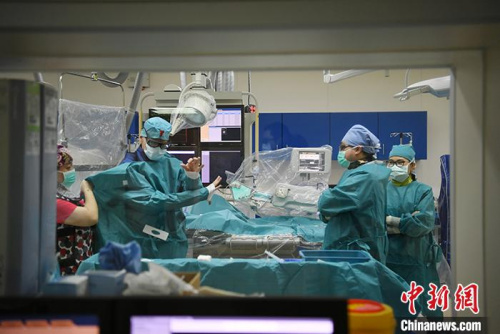5月29日，吉林长春，拉瓦若(左二)准备进行手术。<a target='_blank' href='http://www.chinanews.com/'>中新社</a>记者 张瑶 摄