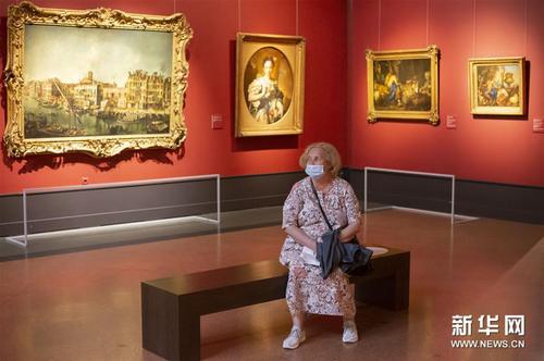 　7月10日，一名女子在俄罗斯首都莫斯科的普希金造型艺术博物馆内参观。新华社发（亚历山大摄）