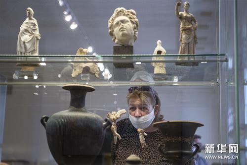 7月10日，一名女子在俄罗斯首都莫斯科的普希金造型艺术博物馆内参观。新华社发（亚历山大摄）2