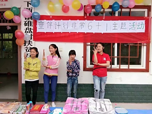张蓉在“童伴之家”组织主题活动
