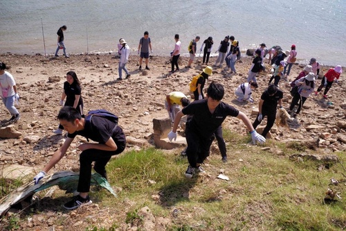 志愿者参与河滩清理活动　北京守望者环保基金会供图