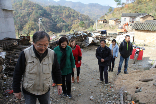 2016年11月10日，孙永红（左二）前往金寨县吴家店镇包畈村，回访五年前资助贫困家庭求学的孩子。