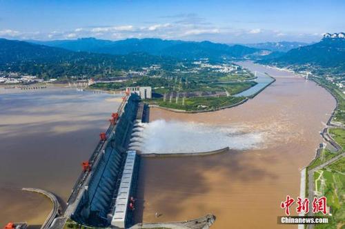 图为三峡水库有效拦蓄长江2020年第3号洪水。图片来源：人民视觉