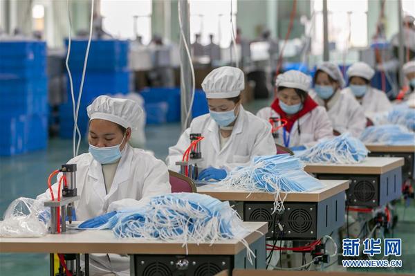 在上海浦东的三枪工业城生产车间，工作人员在生产准备出口的口罩（4月8日摄）。 新华社记者 王翔 摄