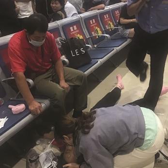 火车站里乘客晕倒生命垂危 女大学生救人赢得“黄金4分钟”