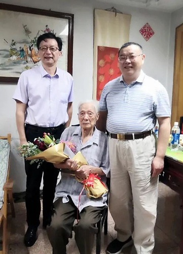 王申甫百岁寿诞，民革浦东新区区委会副主委黄锦海（左）祝贺。