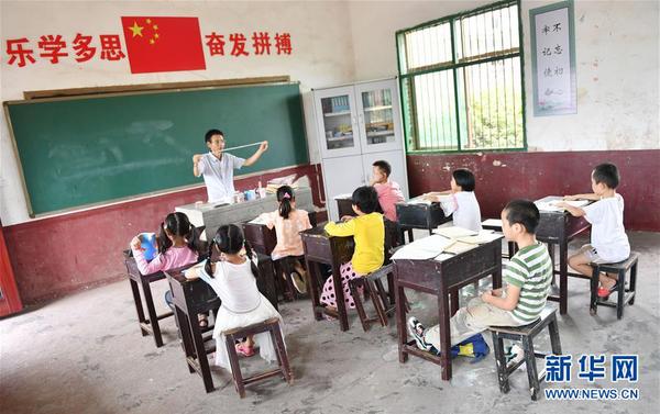 9月9日，荷泉小学老师陈小平在给学生们上课。 新华社记者 赵众志 摄