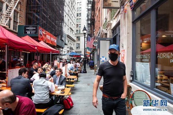 9月25日，人们在美国纽约户外就餐。