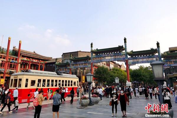 2020年9月26日，北京前门大街游客众多。中新网记者 李金磊 摄