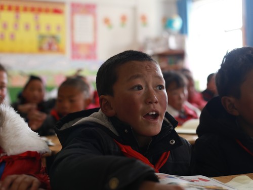青海省称多县称文镇中心寄宿小学，双师课堂上的孩子们。　受访者供图