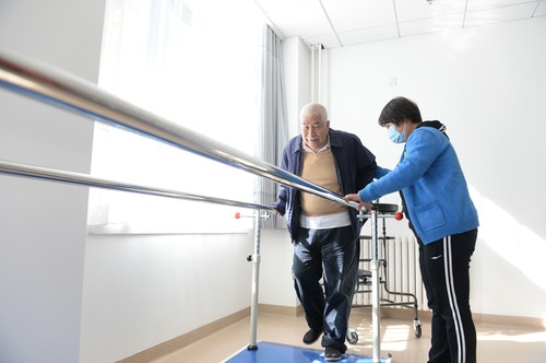 老人在养老照料中心进行康复理疗。