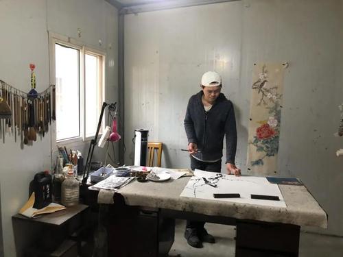 王伟军在画室里学习画画。