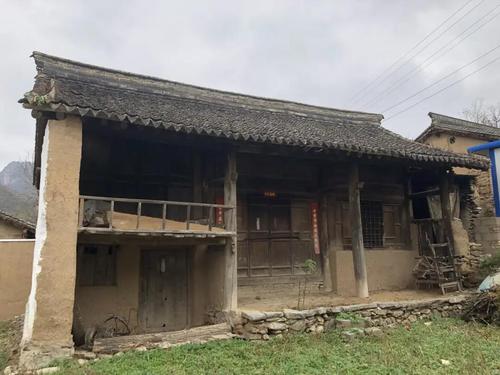 关坝村保留下来的一座建于民国时期的土房子，段振鹏书记说，这座土房子是每位关坝村人心里的一抹乡愁。