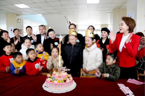 与会嘉宾与红丝带师生还以饺子宴的方式，共同为学校两名学生庆生。