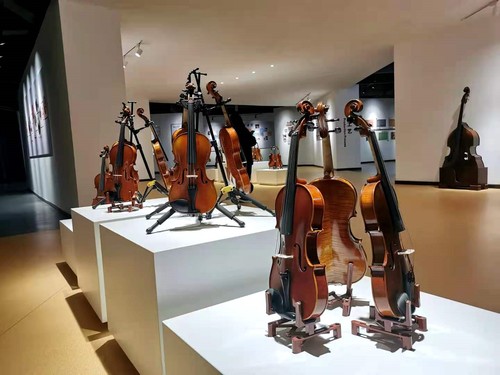 河南确山乐器文化展厅内的小提琴。人民政协网记者付振强 摄