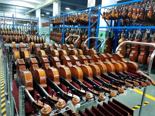 确山县提琴产业园内制作完成的一批产品。人民政协网记者付振强 摄
