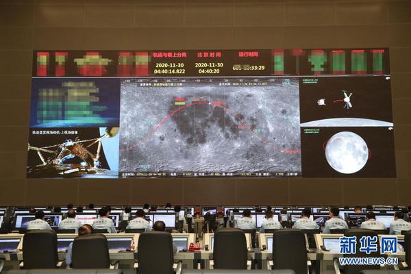 11月30日，航天科技人员在北京航天飞行控制中心专注工作。　　新华社发（北京航天飞行控制中心供图）