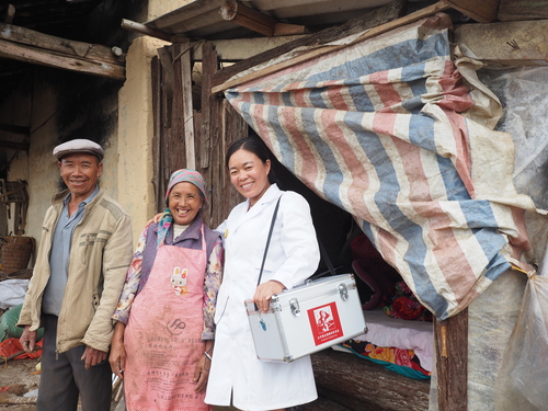 乡村医生健康扶贫项目培训的乡村医生为村民上门诊疗。　中国人口福利基金会供图
