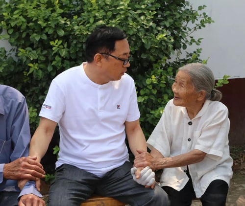 王堃（左一）看望高家村困难老人　受访者供图