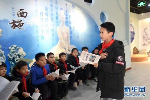 12月22日，浣纱小学五年级学生楼治罕（前）在西施故事传讲社团活动中为同学讲述“西施传说”。