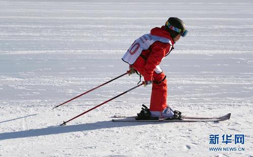 12月27日，滑雪爱好者在娅豪国际滑雪场滑雪。