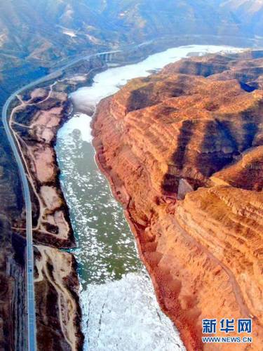 壶口瀑布至龙门水文站之间的黄河（12月26日摄，无人机照片）。新华社记者 刘诗平 摄