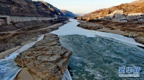 壶口瀑布至龙门水文站之间的黄河（12月26日摄，无人机照片）。新华社记者 刘诗平摄