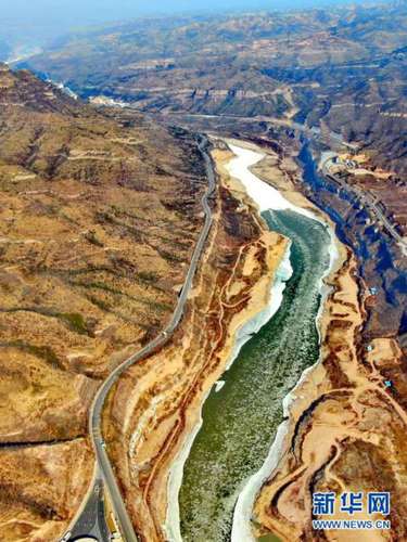 壶口瀑布至龙门水文站之间的黄河（12月26日摄，无人机照片）。新华社记者 刘诗平  摄