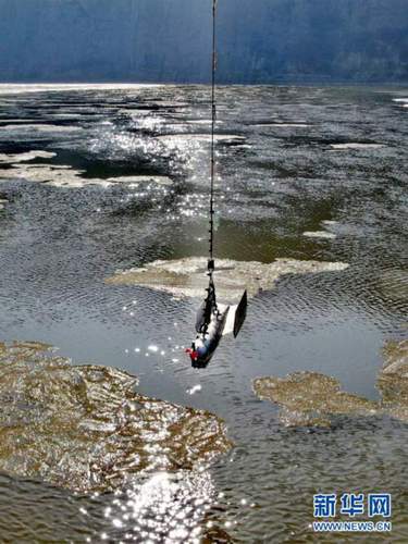 龙门水文站工作人员利用铅鱼缆道进行流量测验（12月27日摄，无人机照片）。新华社记者 刘诗平 摄