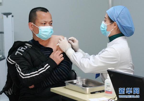2021年1月3日，在北京市大兴区瀛海镇接种点，医护人员为接种人员注射疫苗。
