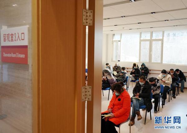 2021年1月3日，在位于北京市西城区广安门外街道红莲社区卫生服务站的接种点，接种人员完成疫苗注射后，在留观室等待。。