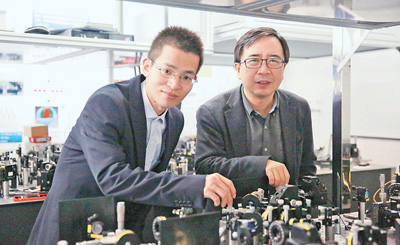 陆朝阳（左）和潘建伟在实验室。 中国科技大学供图