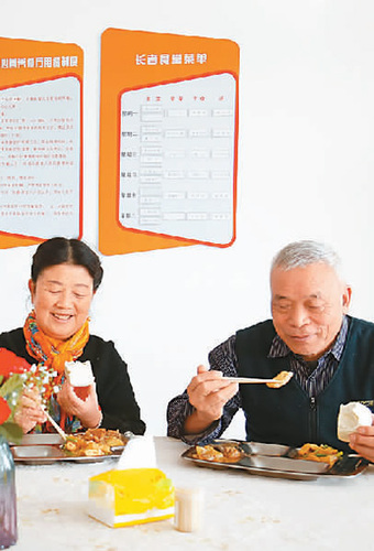 12月30日，在河北省邢台市襄都区西门里街道办事处顺德北社区康宁养老服务中心托老所，老人们在享用营养午餐。